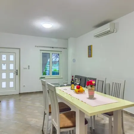 Apartmán In With Sea View, Terrace, Air Conditioning, Wifi Pirovac