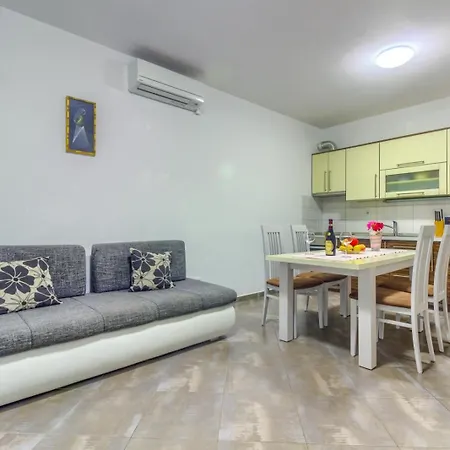 In With Sea View, Terrace, Air Conditioning, Wifi Pirovac